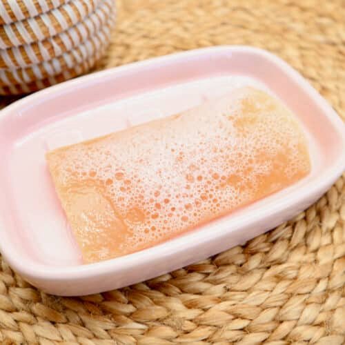 savon-surgras-huile-amande-douce savon à.froid surgras à l'huile d'amande douce posé sur un porte-savon avec sa mousse