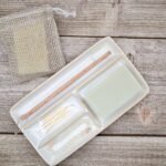 savon à froid à l'agile verte présenter dans un vide-poche de salle de peau et un sauve-savon en chanvre avec un savon à l'intérieur