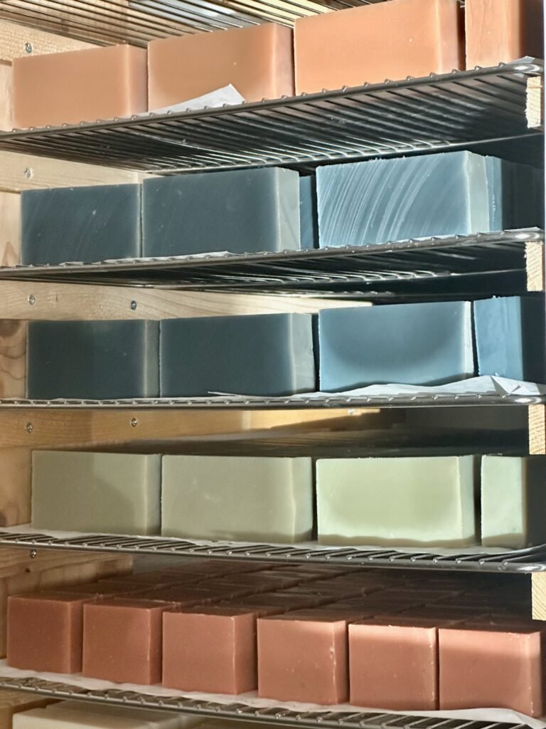 savons à froid fabriqués à la main par la savonnerie artisanale Savaé en Haute-Savoie sur leur étagère de cure