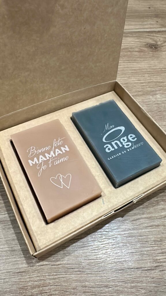 coffrets de deux savons personnalisés à l'effigie de la boutique Ange à Epagny - fabriqués par la savonnerie Savaé en Haute-Savoie- gravure laser