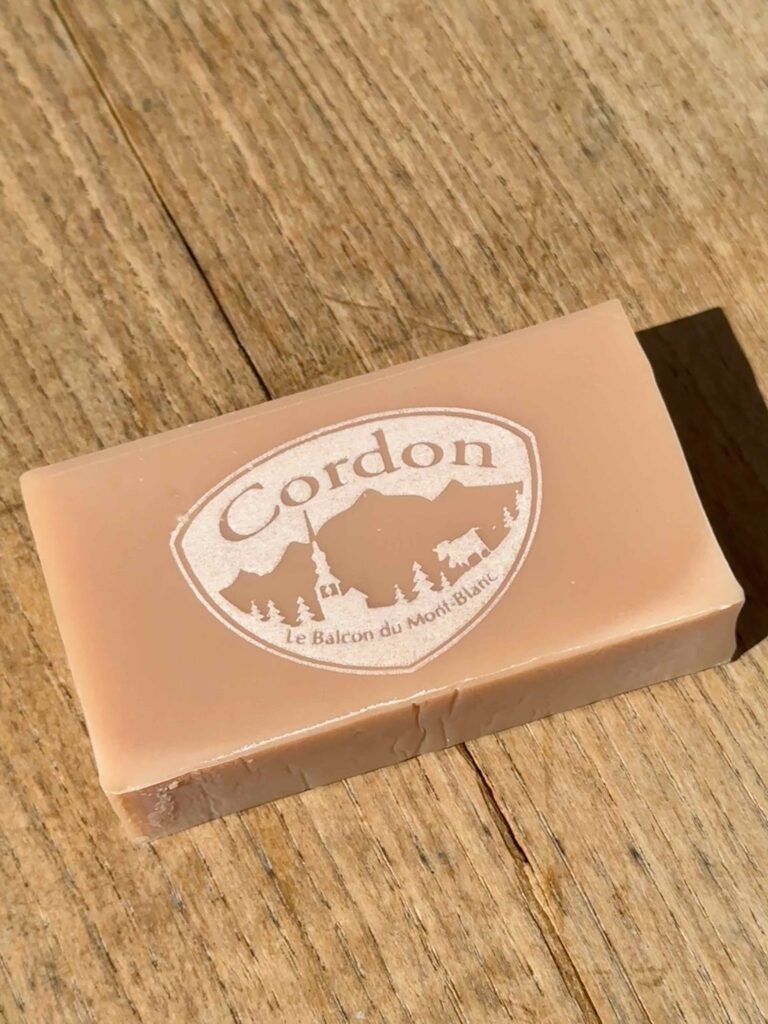 savons personnalisés pour office de tourisme de cordon- savon L'amande rose avec gravure laser du logo de Cordon en Haute-Savoie. Fabricant Savaé savonnerie artisanale en Haute-Savoie