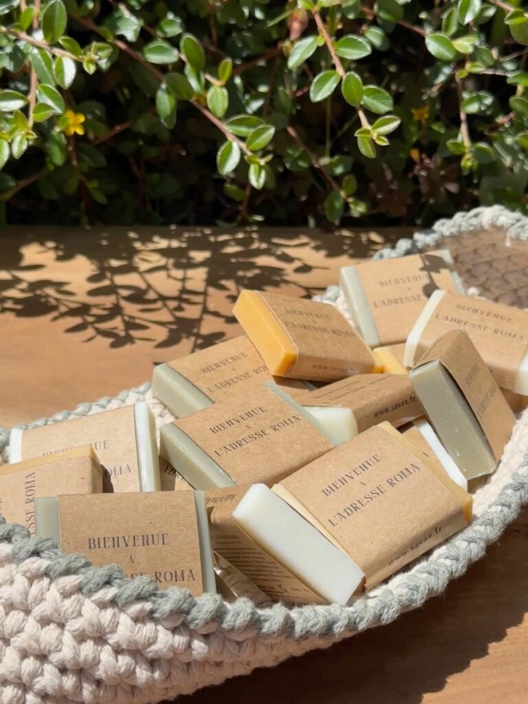 panière en crochet écru montrant des savons personnalisés avec étiquette kraft fabriqués en saponification à froid par la savonnerie Savaé